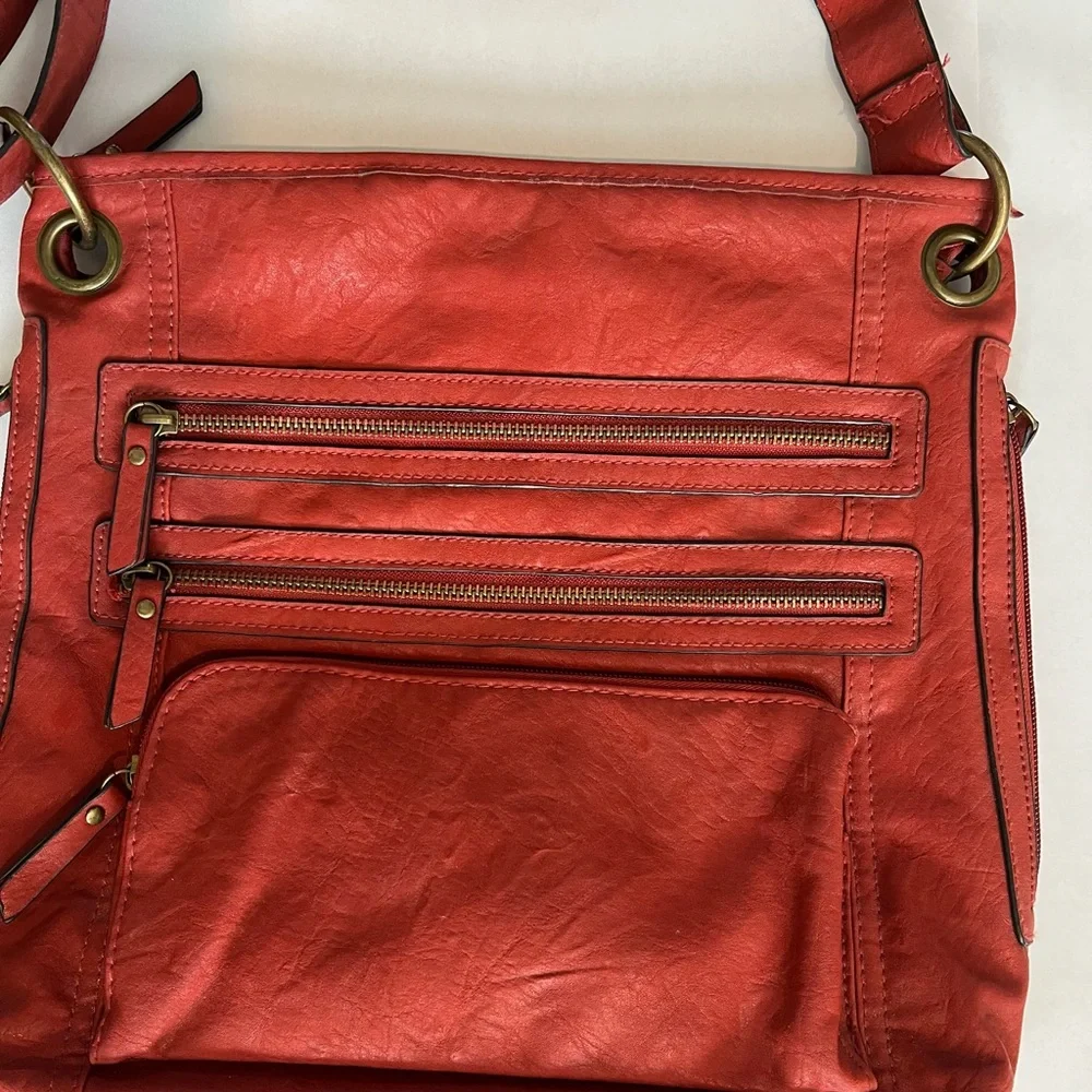 Bueno Dark Red Leather Look Rectangular Handbag - Picture 2 of 7